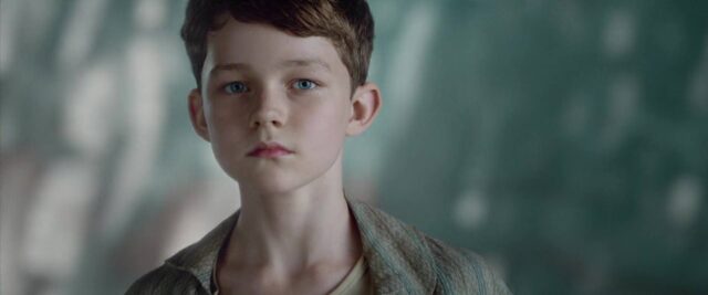 Levi Miller et Hugh Jackman dans Pan 2015