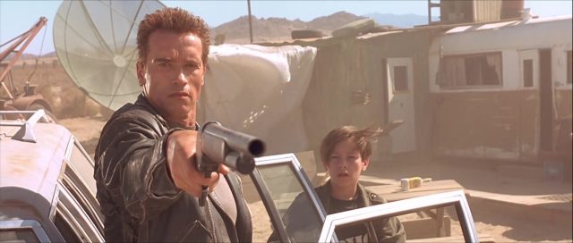 Terminator 2 : le jugement dernier - Photos et affiches. 13 Arnold Schwarzenegger et Linda Hamilton dans Terminator 2 : le jugement dernier 1991
