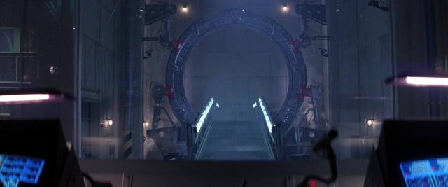 Stargate, la porte des étoiles - Photos et affiches. 4 Kurt Russell et James Spader dans Stargate, la porte des étoiles 1994