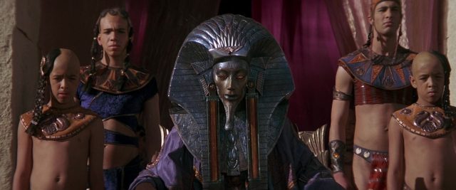 Stargate, la porte des étoiles - Photos et affiches. 16 Kurt Russell et James Spader dans Stargate, la porte des étoiles 1994