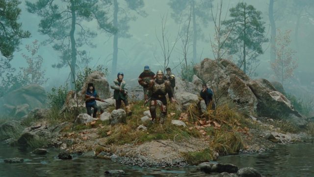 La légende d'Ochi - Photos et affiches. 9 Willem Dafoe et Emily Watson dans La légende d'Ochi 2025