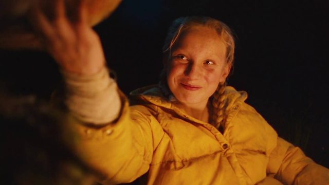 La légende d'Ochi - Photos et affiches. 18 Willem Dafoe et Emily Watson dans La légende d'Ochi 2025
