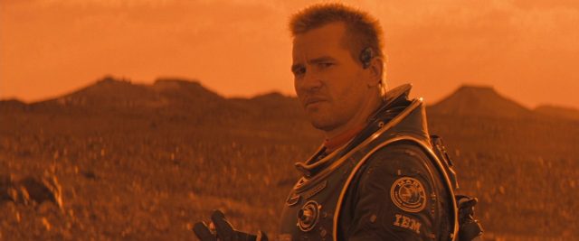 Carrie-Anne Moss et Val Kilmer dans Planète rouge Red planet 2000