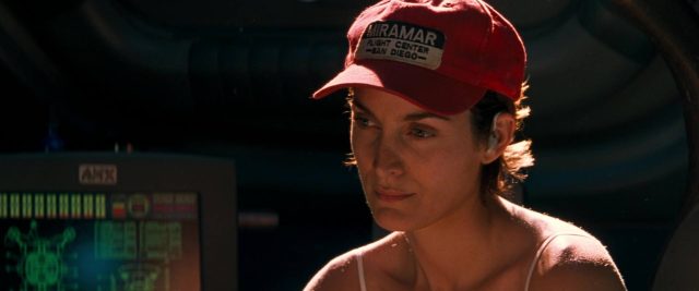 Carrie-Anne Moss et Val Kilmer dans Planète rouge Red planet 2000