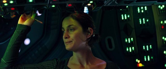 Carrie-Anne Moss et Val Kilmer dans Planète rouge Red planet 2000