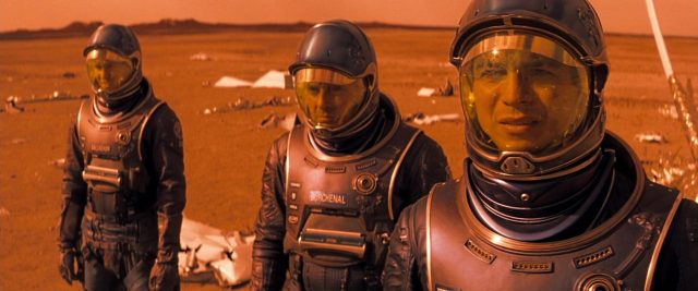 Carrie-Anne Moss et Val Kilmer dans Planète rouge Red planet 2000