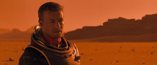 Carrie-Anne Moss et Val Kilmer dans Planète rouge Red planet 2000