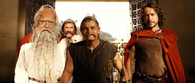 Astérix aux Jeux Olympiques - Photos et affiches. 9 Clovis Cornillac Gérard Depardieu et Benoît Poelvoorde dans Astérix aux Jeux Olympiques 2008