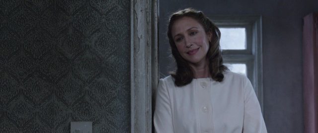 Conjuring 2 : le cas Enfield - Photos et affiches. 22 Vera Farmiga et Patrick Wilson dans Conjuring 2 : le cas Enfield 2016