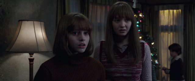 Conjuring 2 : le cas Enfield - Photos et affiches. 17 Vera Farmiga et Patrick Wilson dans Conjuring 2 : le cas Enfield 2016