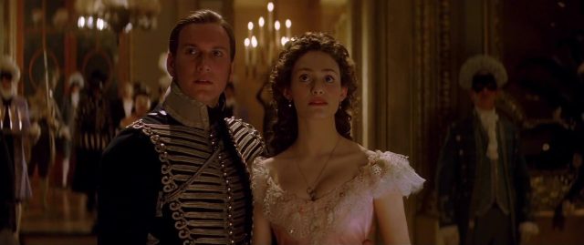 Le Fantôme de l’Opéra (2004) - Photos et affiches. 22 Gerard Butler Emmy Rossum et Patrick Wilson dans Le Fantôme de l'Opéra 2004