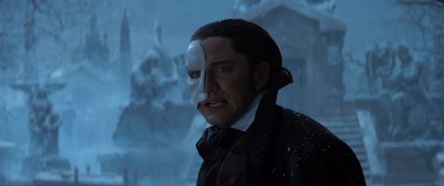 Le Fantôme de l’Opéra (2004) - Photos et affiches. 24 Gerard Butler Emmy Rossum et Patrick Wilson dans Le Fantôme de l'Opéra 2004