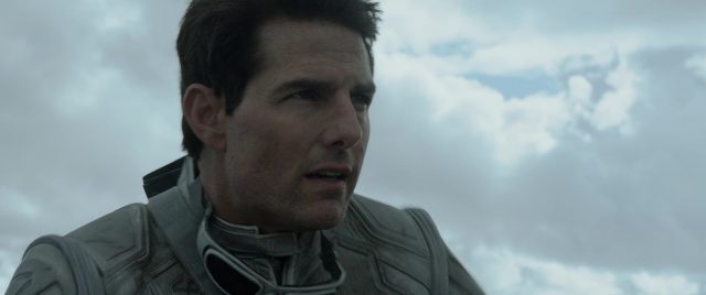 Oblivion. 30 Tom Cruise et Olga Kurylenko dans Oblivion 2013