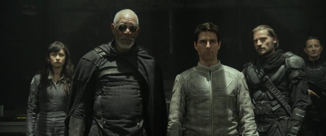 Oblivion. 31 Tom Cruise et Olga Kurylenko dans Oblivion 2013