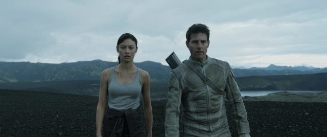 Oblivion. 34 Tom Cruise et Olga Kurylenko dans Oblivion 2013