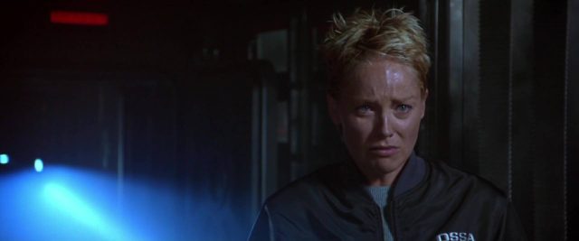 Dustin Hoffman Sharon Stone et Samuel L. Jackson dans Sphère 1998