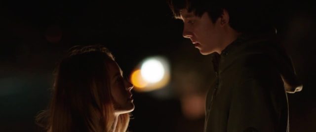 Un monde entre nous - Photos et affiches. 8 Asa Butterfield et Britt Robertson dans Un monde entre nous The Space Between Us 2017