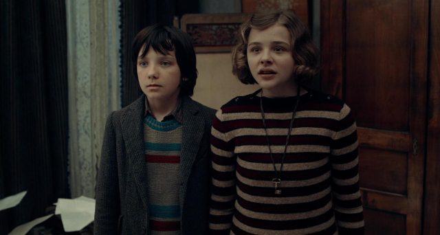 Hugo Cabret - Photos et affiches. 14 Asa Butterfield Ben Kingsley et Chloë Grace Moretz dans Hugo Cabret 2011