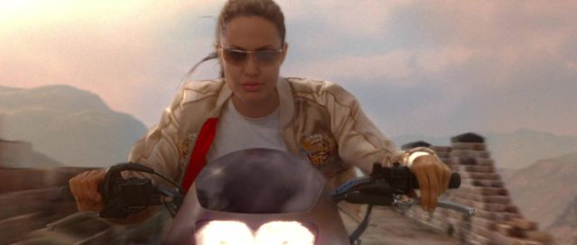 Lara Croft : Tomb Raider, le berceau de la vie - Photos et affiches. 18 Angelina Jolie et Gerard Butler dans Lara Croft : Tomb Raider, le berceau de la vie The Cradle of Life 2003