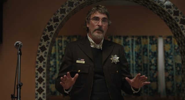 Eddington - Photos et affiches. 10 Joaquin Phoenix Pedro Pascal et Emma Stone dans Eddington 2025