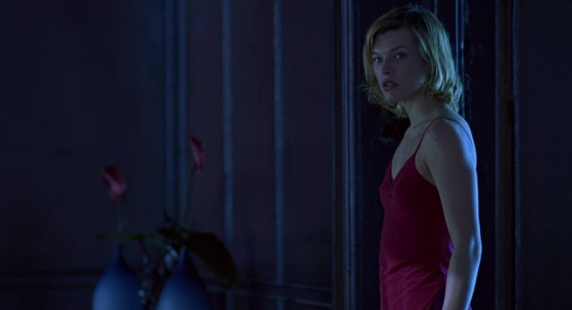 Resident Evil - Photos et affiches. 9 Milla Jovovich dans Resident Evil 2002