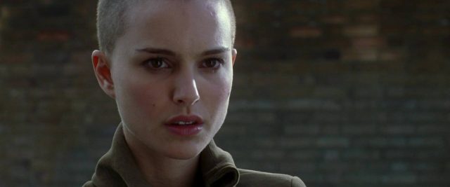 V pour Vendetta - Photos et affiches. 21 Hugo Weaving et Natalie Portman dans V pour Vendetta 2006