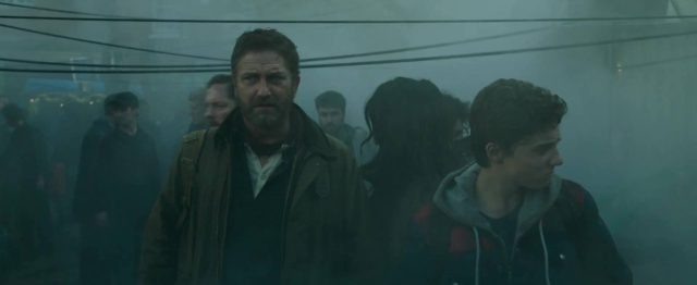 Greenland : migration - Photos et affiches. 10 Gerard Butler et Morena Baccarin dans Greenland : migration 2026