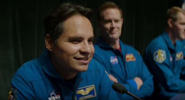 Plus tard, j'atteindrai les étoiles - Photos et affiches. 7 Michael Peña dans Plus tard, j'atteindrai les étoiles A Million Miles Away 2023