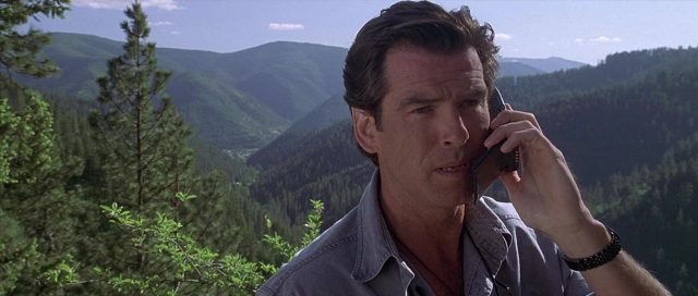 Le Pic de Dante - Photos et affiches. 16 Pierce Brosnan et Linda Hamilton dans Le Pic de Dante Peak 1997