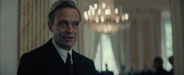 Les rayons et les ombres - Photos et affiches. 6 Jean Dujardin et Nastya Golubeva Carax dans Les rayons et les ombres 2026