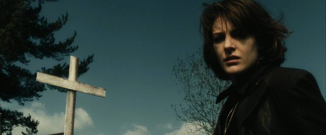 Les Rivières pourpres 2 : Les Anges de l'Apocalypse - Photos et affiches. 12 Jean Reno et Benoît Magimel dans Les Rivières pourpres 2 : Les Anges de l'Apocalypse 2004