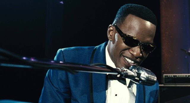 Ray - Photos et affiches. 5 Jamie Foxx dans Ray 2004