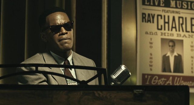 Ray - Photos et affiches. 6 Jamie Foxx dans Ray 2004