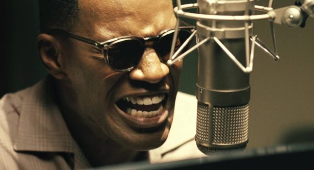 Ray - Photos et affiches. 7 Jamie Foxx dans Ray 2004