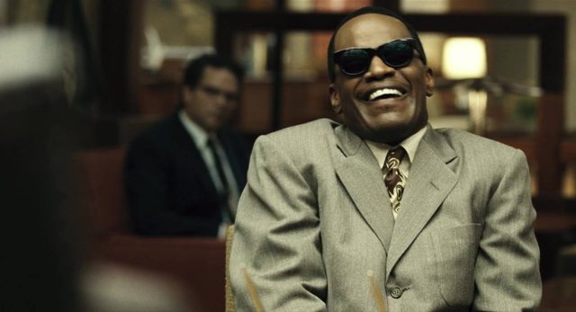 Ray - Photos et affiches. 19 Jamie Foxx dans Ray 2004