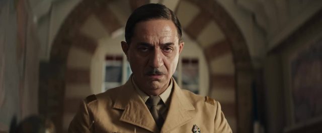 La Bataille de Gaulle - Photos et affiches. 21 Simon Abkarian dans La Bataille de Gaulle 2026