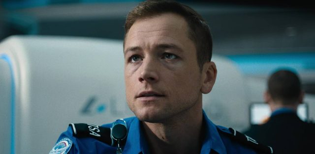 Carry-On. 2 Taron Egerton et Jason Bateman dans Carry-On 2024