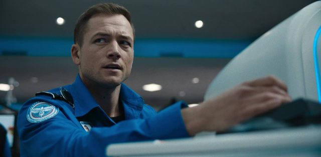 Carry-On. 5 Taron Egerton et Jason Bateman dans Carry-On 2024