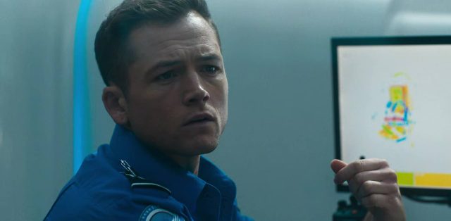 Carry-On - Photos et affiches. 13 Taron Egerton et Jason Bateman dans Carry-On 2024
