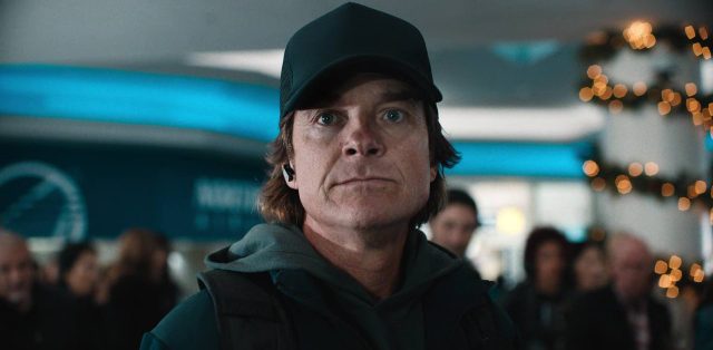 Carry-On. 4 Taron Egerton et Jason Bateman dans Carry-On 2024