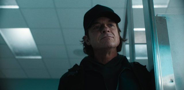 Carry-On - Photos et affiches. 16 Taron Egerton et Jason Bateman dans Carry-On 2024