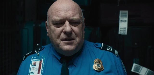Carry-On - Photos et affiches. 17 Taron Egerton et Jason Bateman dans Carry-On 2024