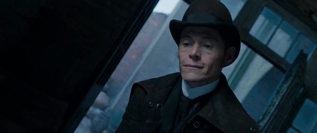 Enola Holmes - Photos et affiches. 16 Millie Bobby Brown et Henry Cavill dans Enola Holmes 2020