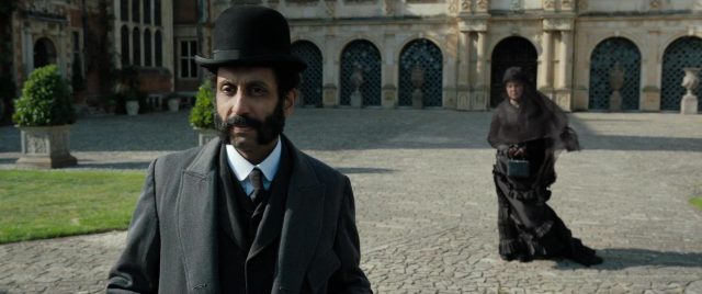 Enola Holmes - Photos et affiches. 26 Millie Bobby Brown et Henry Cavill dans Enola Holmes 2020