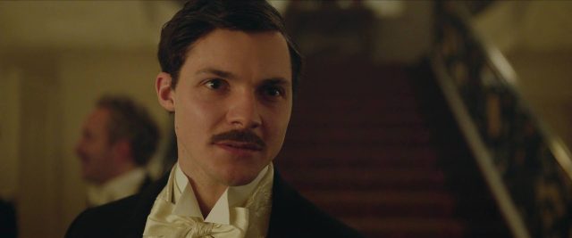 Enola Holmes 2 - Photos et affiches. 30 Millie Bobby Brown et Henry Cavill dans Enola Holmes 2 2022