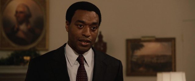 2012. 3 John Cusack et Chiwetel Ejiofor dans 2012 2009