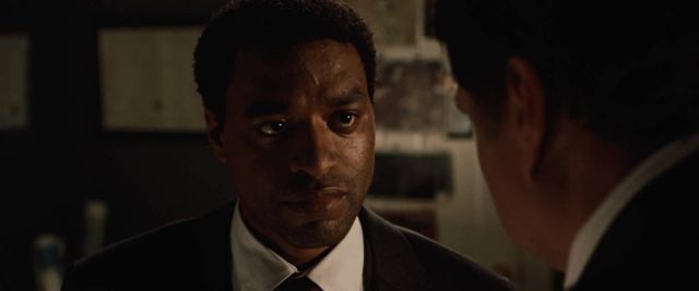 2012 - Photos et affiches. 27 John Cusack et Chiwetel Ejiofor dans 2012 2009