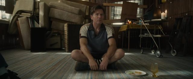 La fin d'Oak Street - Photos et affiches. 6 Anne Hathaway et Ewan McGregor dans La fin d'Oak Street end 2026