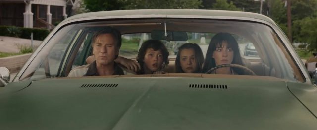 La fin d'Oak Street - Photos et affiches. 10 Anne Hathaway et Ewan McGregor dans La fin d'Oak Street end 2026