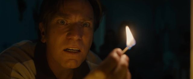 La fin d'Oak Street - Photos et affiches. 14 Anne Hathaway et Ewan McGregor dans La fin d'Oak Street end 2026
